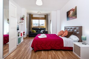 1 slaapkamer, een strijkplank/strijkijzer, gratis wifi, beddengoed