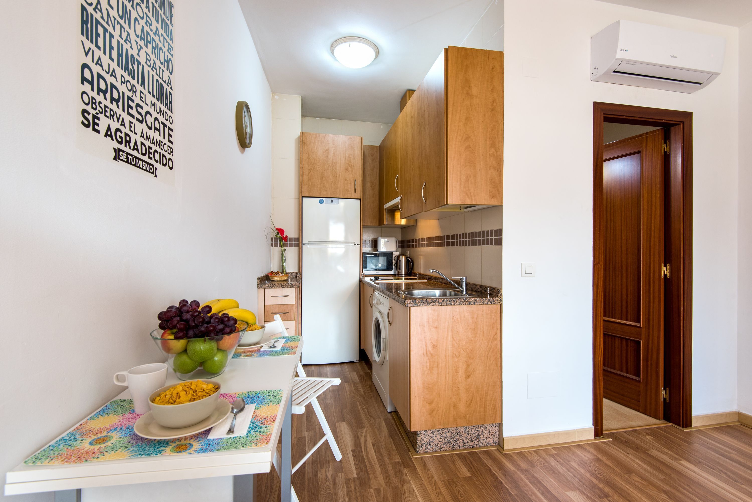 Kühlschrank, Mikrowelle, Herdplatte, Wasserkocher mit Kaffee-/Teezubehör