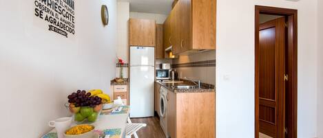 Een koelkast, een microgolfoven, een kookplaat