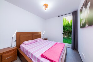 3 slaapkamers, een strijkplank/strijkijzer, gratis wifi, beddengoed