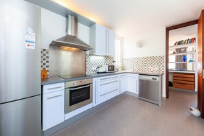 Een koelkast, een magnetron, een oven, een kookplaat
