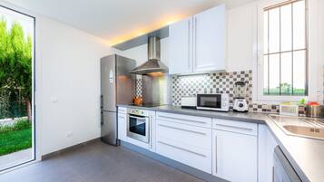 Refrigerador, microondas, horno, placa de cocina