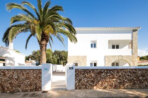 Exterior - Modern Apartment "Marei 3" with Pool Access, Air Conditioning and Wi-Fi (Ciutadella de Menorca)