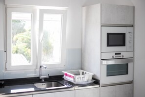 Fridge, microwave, oven, stovetop - Modern Apartment "Marei 3" with Pool Access, Air Conditioning and Wi-Fi (Ciutadella de Menorca)