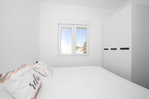 2 bedrooms, iron/ironing board, free WiFi, bed sheets - Modern Apartment "Marei 3" with Pool Access, Air Conditioning and Wi-Fi (Ciutadella de Menorca)