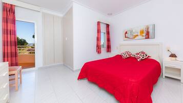 4 bedrooms, iron/ironing board, free WiFi, bed sheets