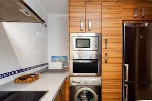 Fridge, microwave, oven, stovetop - Central Location with Andalusian Patio - Apartment Los Remedios (Vejer de la Frontera)