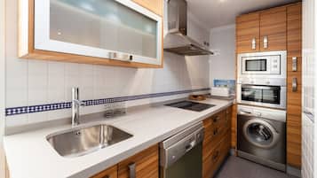 Een koelkast, een microgolfoven, een oven, een kookplaat