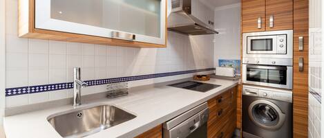 雪櫃、微波爐、焗爐、爐具