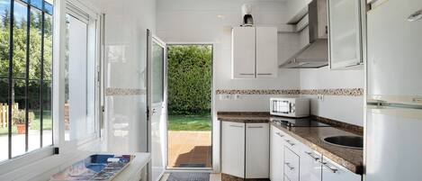 Geladeira, micro-ondas, fogão, cooktop