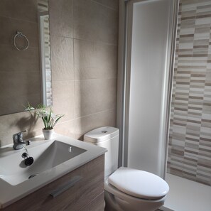 Shower, free toiletries - Tranquil Family Friendly Home "Tramontana" with Wi-Fi, Covered Terrace & Garden (Conil de la Frontera)