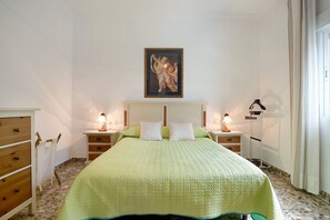 3 quartos, escrivaninha, ferros/tábuas de passar roupa