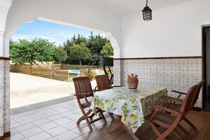 Outdoor dining - Tranquil Family Friendly Home "Tramontana" with Wi-Fi, Covered Terrace & Garden (Conil de la Frontera)