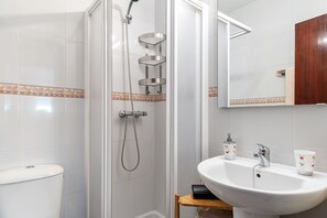 Baignoire, articles de toilette gratuits, sèche-cheveux