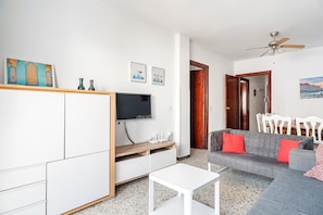 TV - Centrally Located Apartment "Casa Poniente" on the Beach with Terrace and Wi-Fi (Conil de la Frontera)