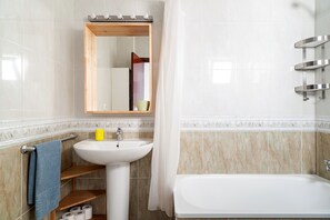 Badewanne, kostenlose Toilettenartikel, Haartrockner, Handtücher