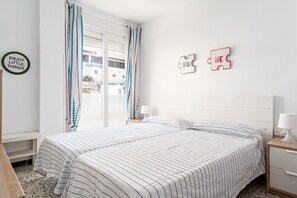 3 bedrooms, iron/ironing board, free WiFi, bed sheets - Centrally Located Apartment "Casa Poniente" on the Beach with Terrace and Wi-Fi (Conil de la Frontera)