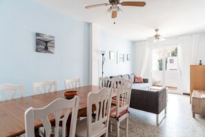Interior - Centrally Located Apartment "Casa Poniente" on the Beach with Terrace and Wi-Fi (Conil de la Frontera)