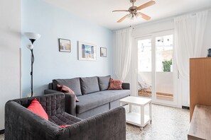 TV - Centrally Located Apartment "Casa Poniente" on the Beach with Terrace and Wi-Fi (Conil de la Frontera)