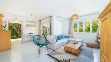 Een televisie en een open haard