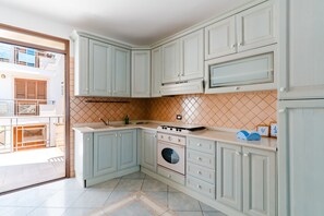 Frigorífico, horno, placa de cocina y trona infantil
