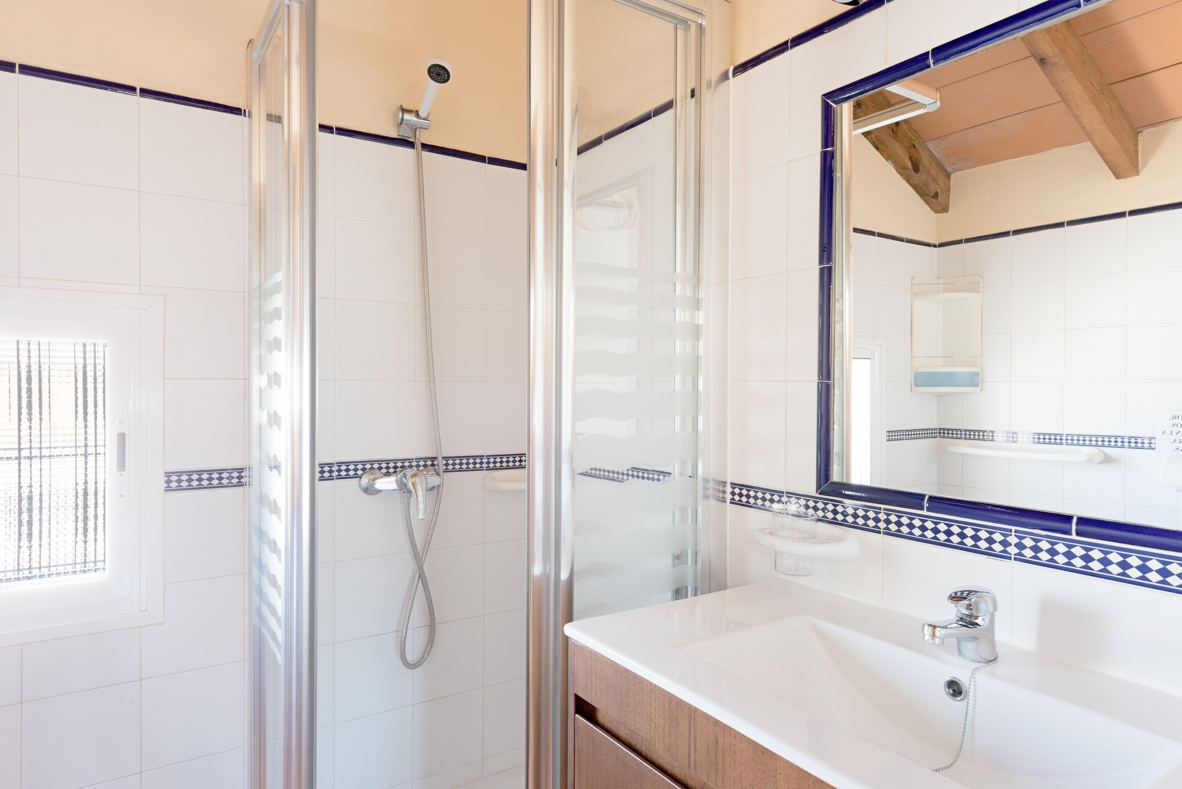 Een douche, handdoeken
