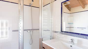 Een douche, handdoeken