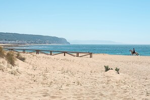 Beach nearby - Air-Conditioned Home Close to the Beach with Pool, Terrace, Garden & Wi-Fi; Parking Available (Zahora)