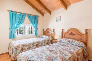 2 bedrooms, iron/ironing board, free WiFi, bed sheets - Air-Conditioned Home Close to the Beach with Pool, Terrace, Garden & Wi-Fi; Parking Available (Zahora)