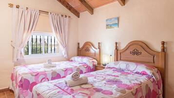 2 bedrooms, iron/ironing board, free WiFi, bed sheets