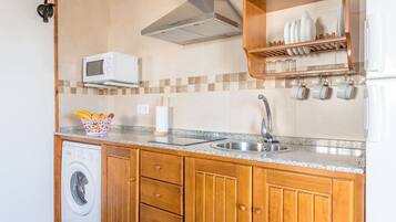 Kühlschrank, Mikrowelle, Herdplatte, Wasserkocher mit Kaffee-/Teezubehör