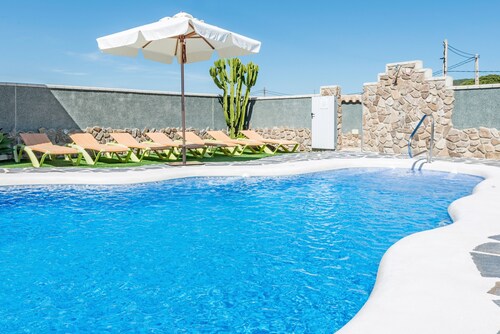 Air-Conditioned Apartment Close to the Beach with Pool, Terrace, Garden & Wi-Fi
