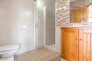 Shower, towels - Air-Conditioned Apartment Close to the Beach with Pool, Terrace, Garden & Wi-Fi (Zahora)