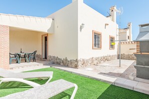 Outdoor dining - Air-Conditioned Apartment Close to the Beach with Pool, Terrace, Garden & Wi-Fi (Zahora)