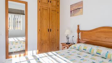 1 slaapkamer, een strijkplank/strijkijzer, gratis wifi, beddengoed