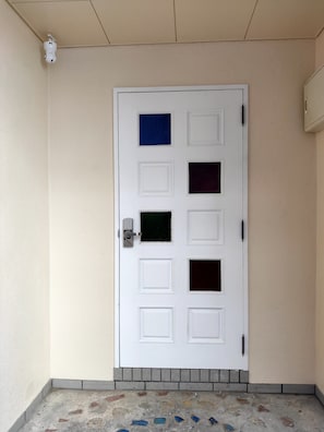 A white door with a keypad lock and a peephole. - WARAYUN SO Port city May (Naha)