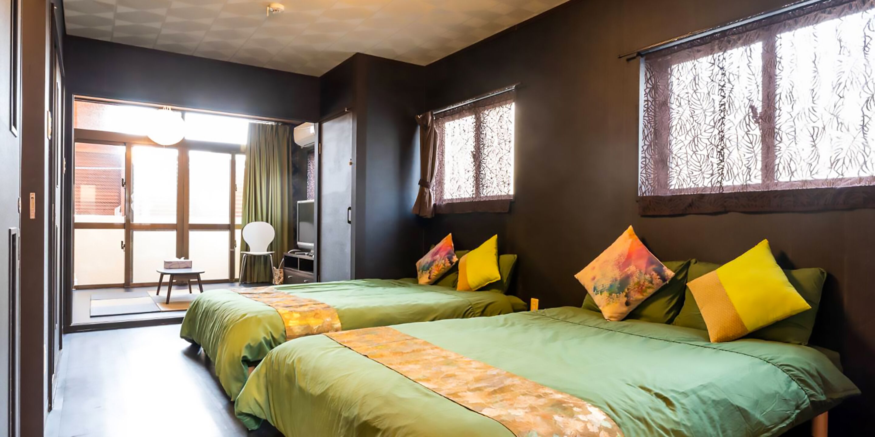 Muebles diferentes, tabla de planchar con plancha y wifi gratis 