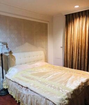 Classic Double Room | Desk, blackout drapes, free WiFi, bed sheets - Dot King Villa (Taipei)