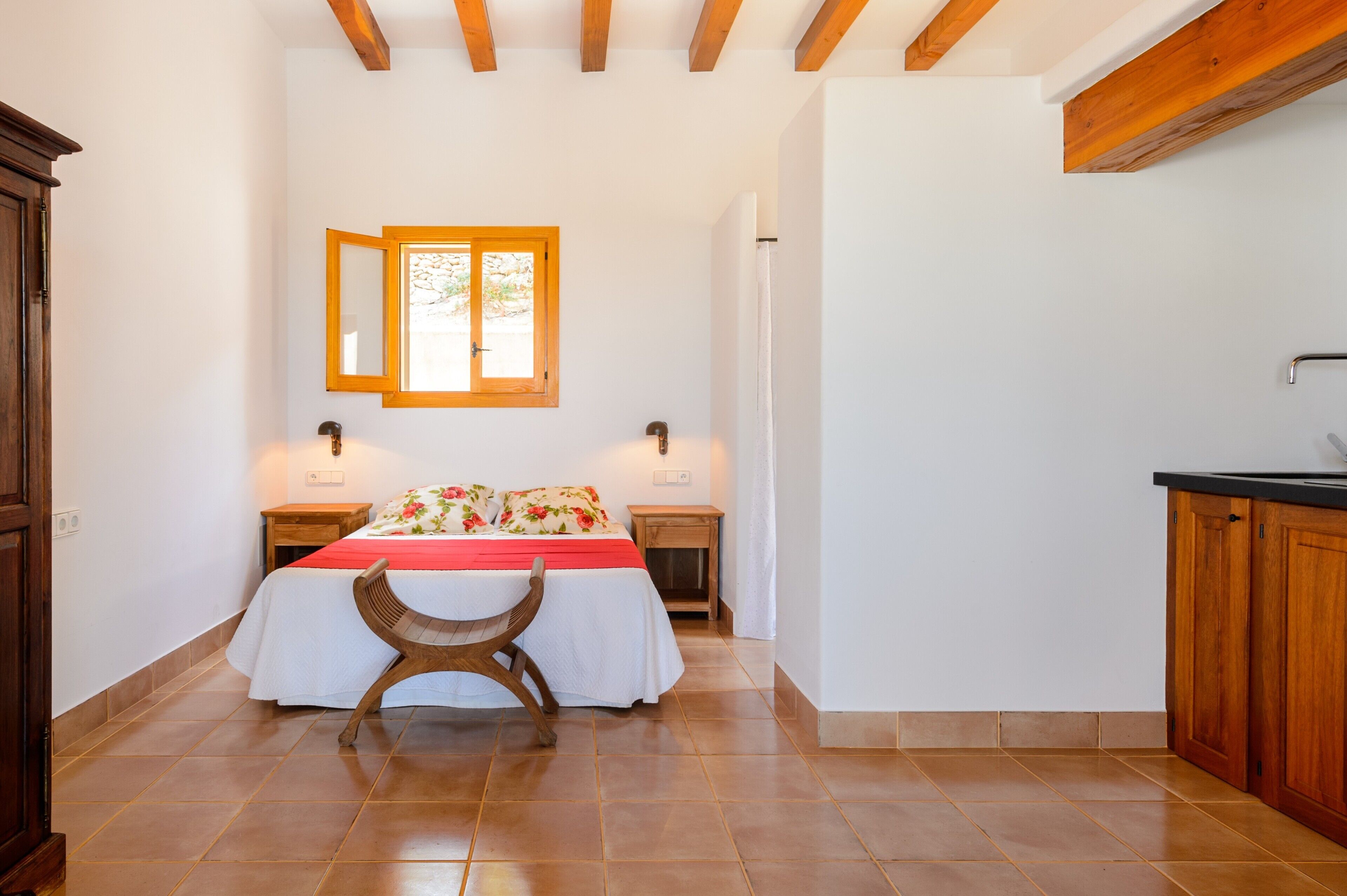 5 bedrooms, iron/ironing board, free WiFi, bed sheets