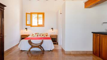 5 bedrooms, iron/ironing board, free WiFi, bed sheets