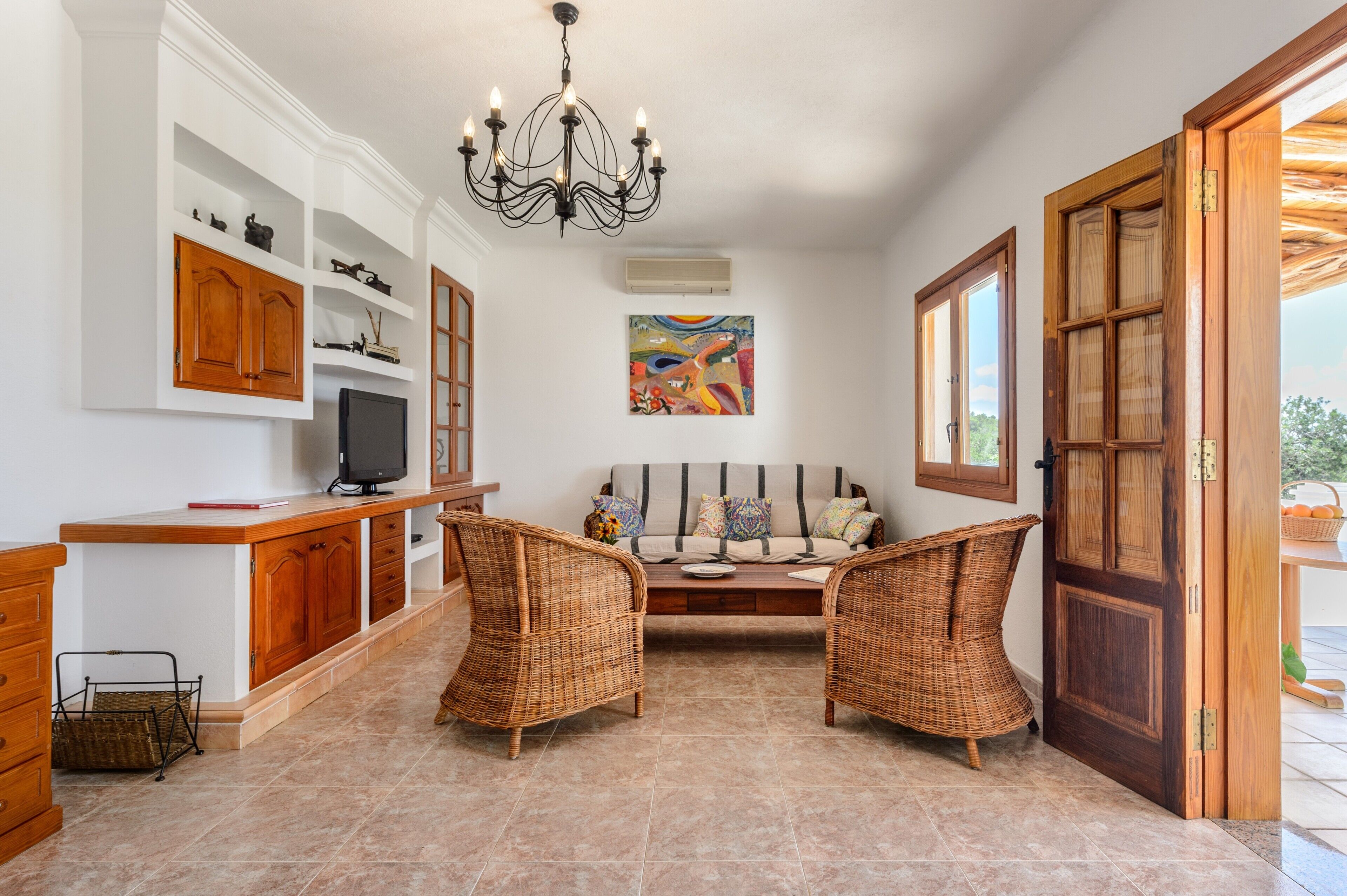 Chimenea, reproductor de DVD, mesa de ping pong, estéreo