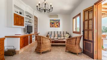 Chimenea, reproductor de DVD, mesa de ping pong, estéreo