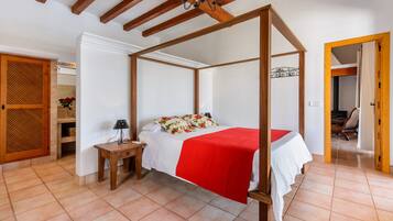 5 bedrooms, iron/ironing board, free WiFi, bed sheets