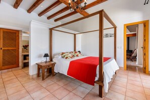 5 bedrooms, iron/ironing board, free WiFi, bed sheets - Air-conditioned Villa with Pool, Terrace and Wi-Fi (Sant Joan de Labritja)