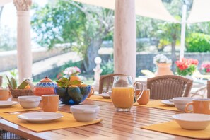 Outdoor dining - Beautiful Holiday Home with Mountain View, Pool, Wi-Fi, Garden and Air Conditioning (Santa Eulalia del Río)