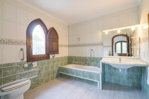 Bathtub, towels