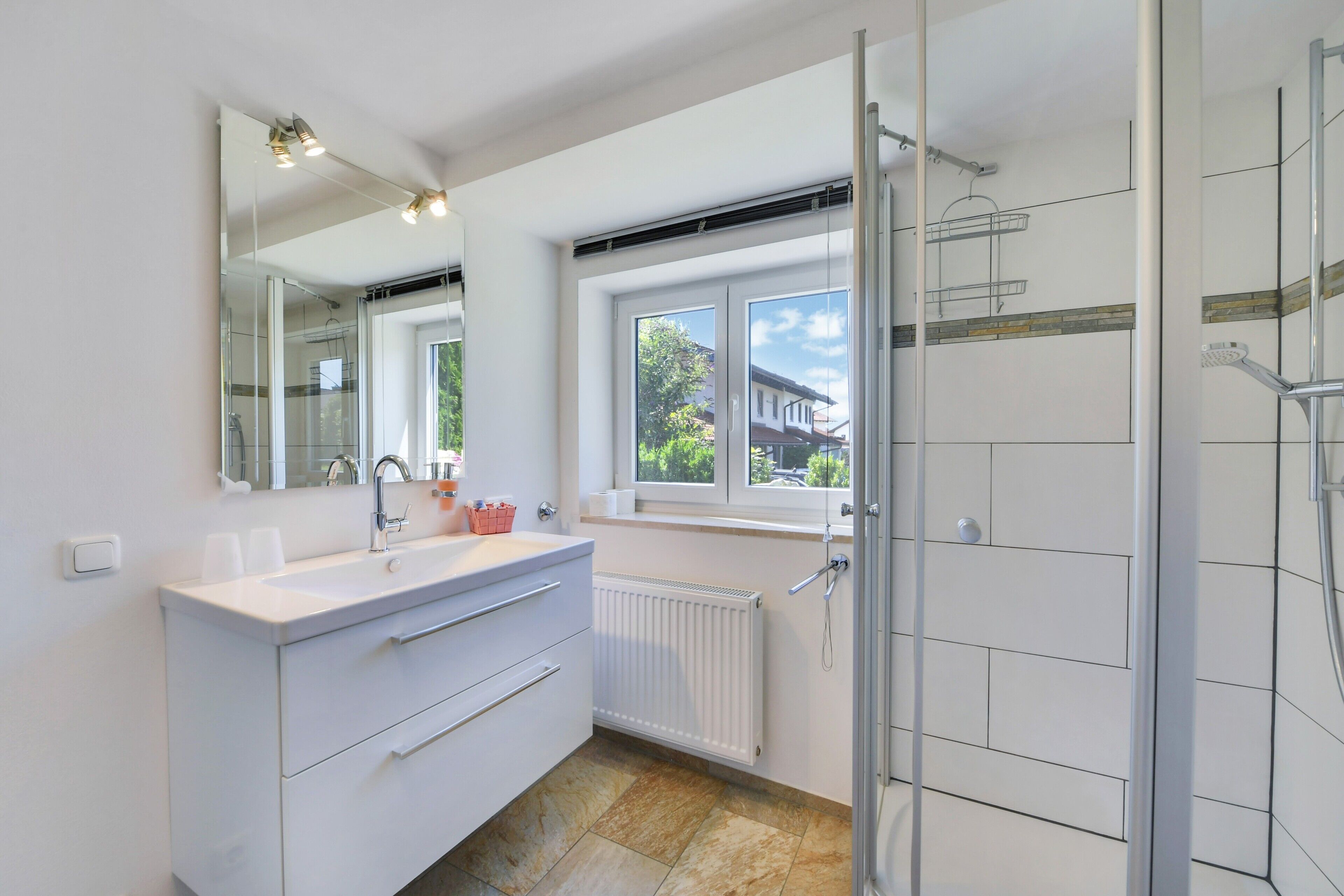 Regadera, amenidades de baño gratuitas, secadora de cabello, toallas 