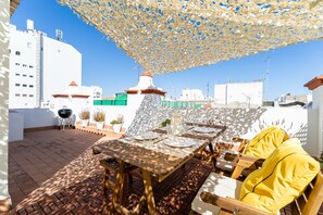 Outdoor dining - Penthouse "La Torre de Menacho" Near the Beach with Rooftop Terrace and Sea Views (Cadiz)