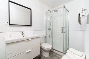 Shower, free toiletries, hair dryer, towels - Penthouse "La Torre de Menacho" Near the Beach with Rooftop Terrace and Sea Views (Cadiz)