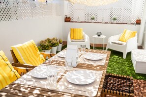 Outdoor dining - Penthouse "La Torre de Menacho" Near the Beach with Rooftop Terrace and Sea Views (Cadiz)